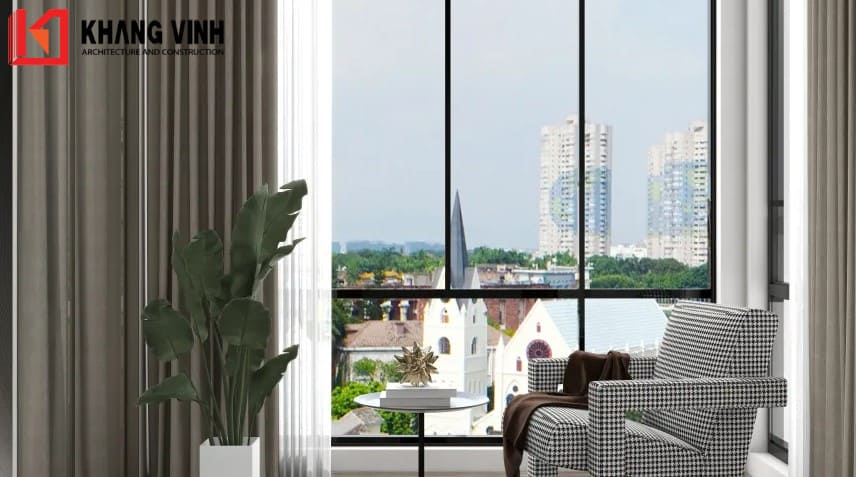 Một chiếc ghế nhỏ đặt cạnh cửa sổ