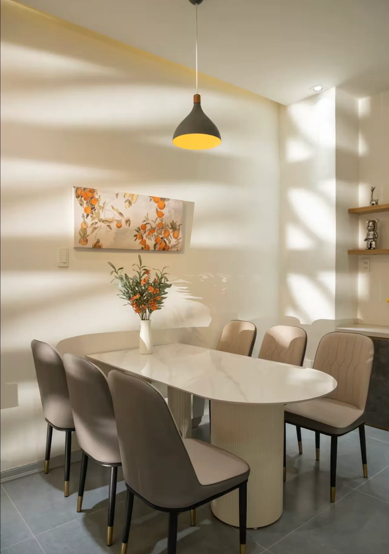 Bộ bàn ăn hình oval thân thiện với gia đình