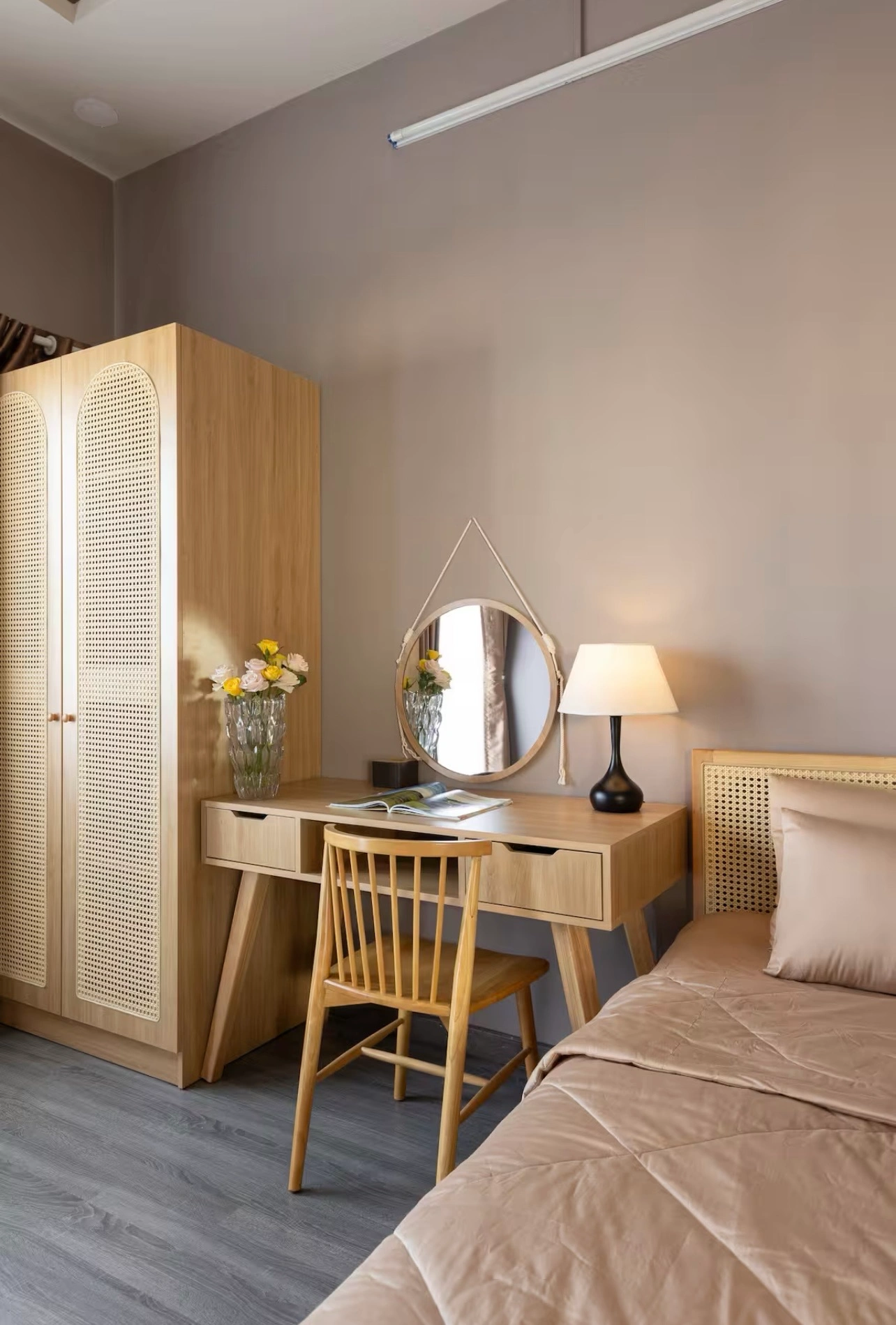 ban-trang-diem-tu-nhien-toi-uu-khong-gian