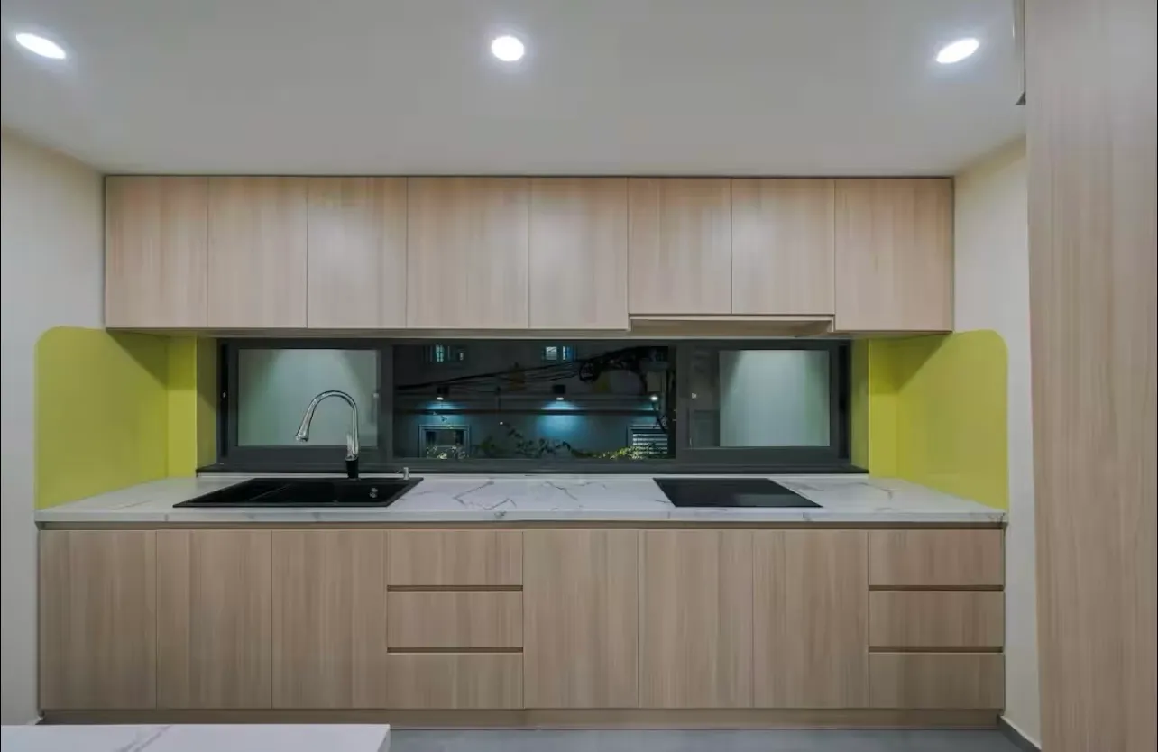 Khu vực nấu ăn thoáng khí được ngăn bụi nhờ cây xanh bên ngoài cửa sổ