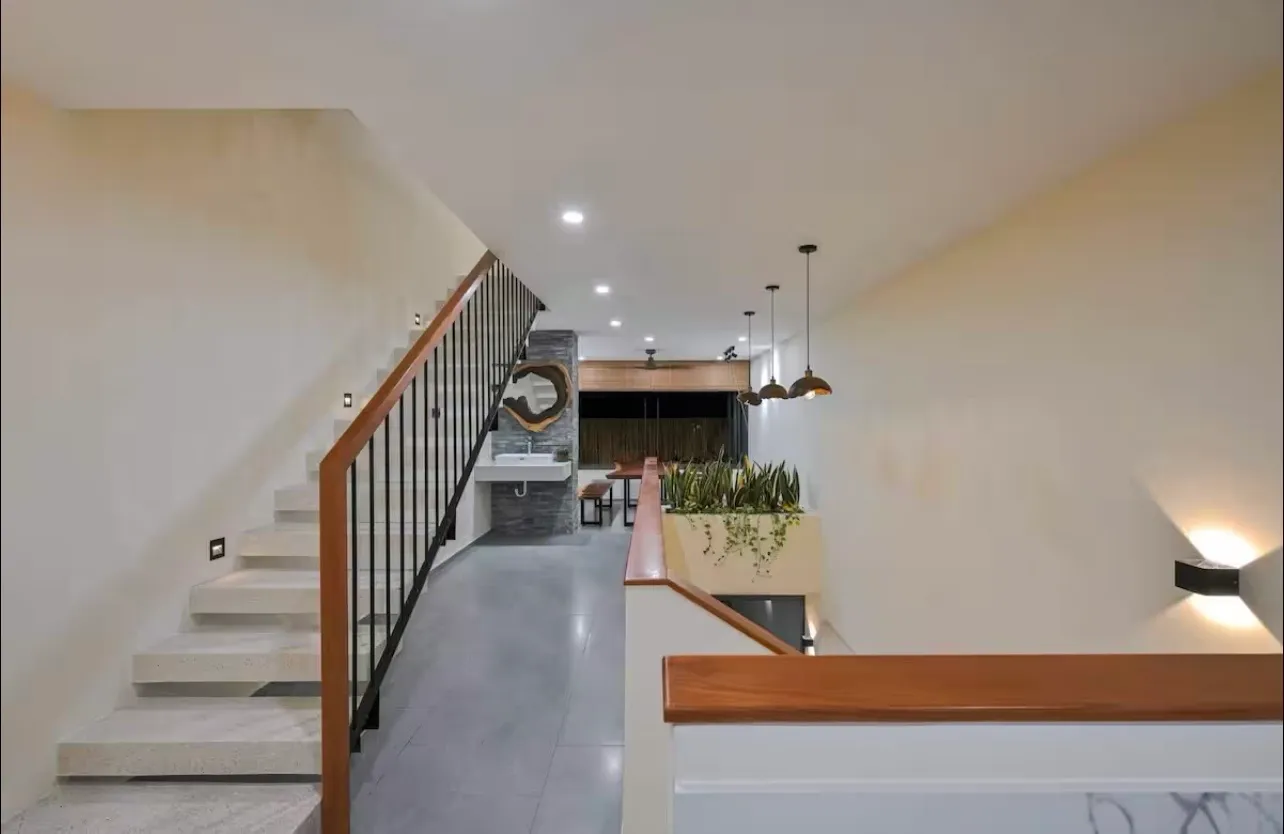 Phòng ăn của thiết kế nhà phố 4 tầng với điểm nhấn giếng trời thoáng đãng sum họp gia đình ngay cạnh phòng bếp