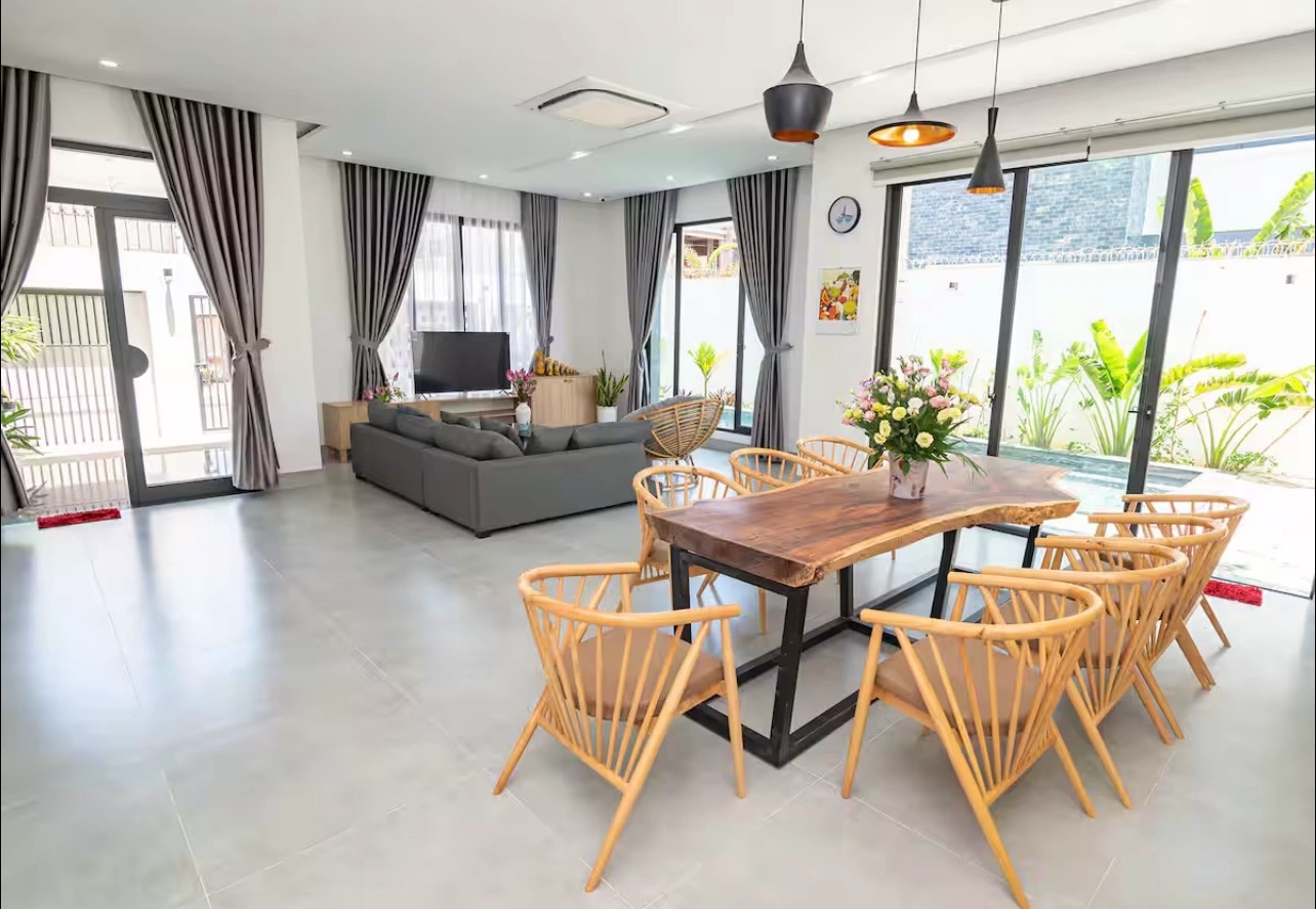 bo-ban-ghe-an-duoc-lam-tu-chat-lieu-go-moc-mac-nhung-sang-trong