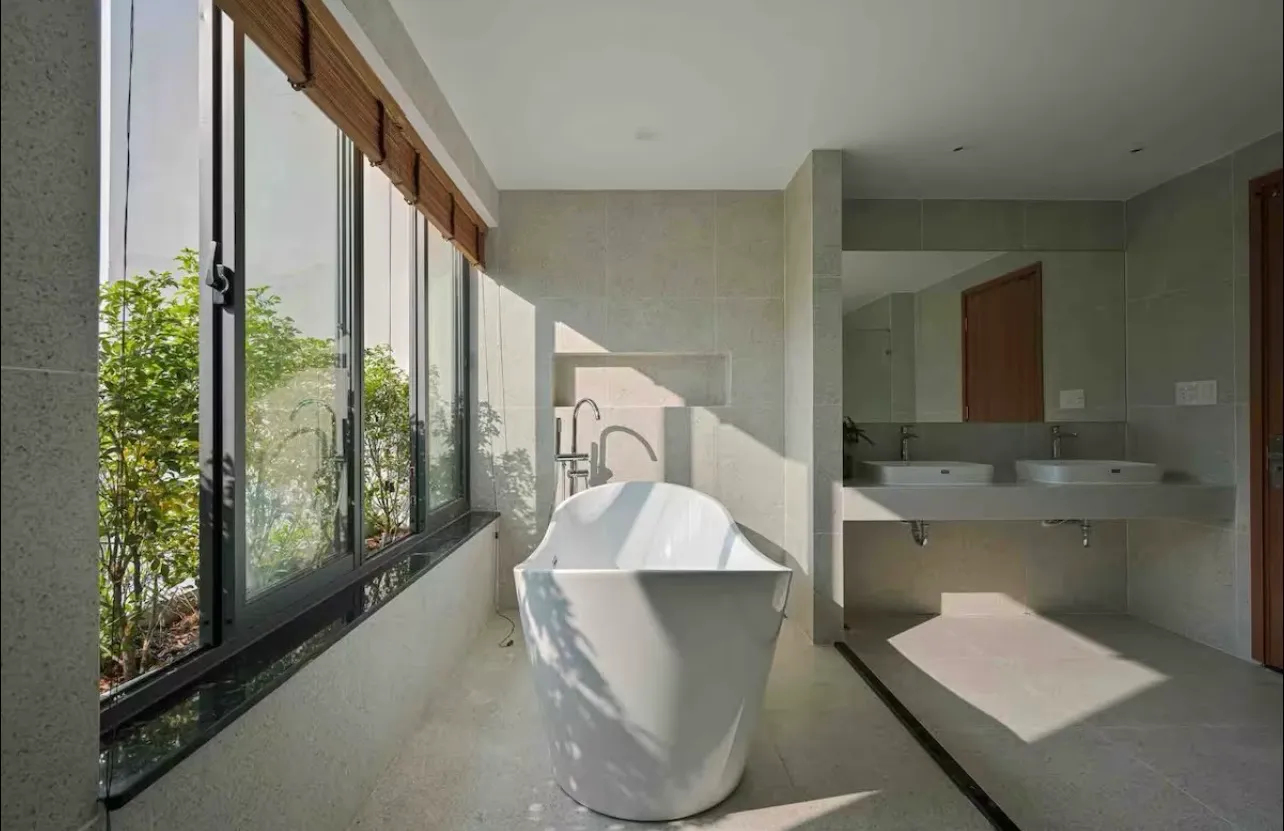 Cửa sổ lớn mang đến ánh sáng tự nhiên dồi dào