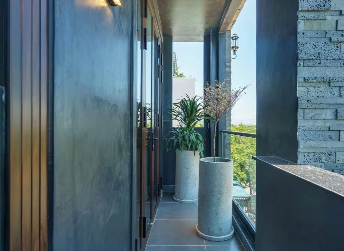 buc-tuong-ben-ngoai-phu-da-xam-tao-cam-giac-tu-nhien-hai-hoa-voi-khong-gian