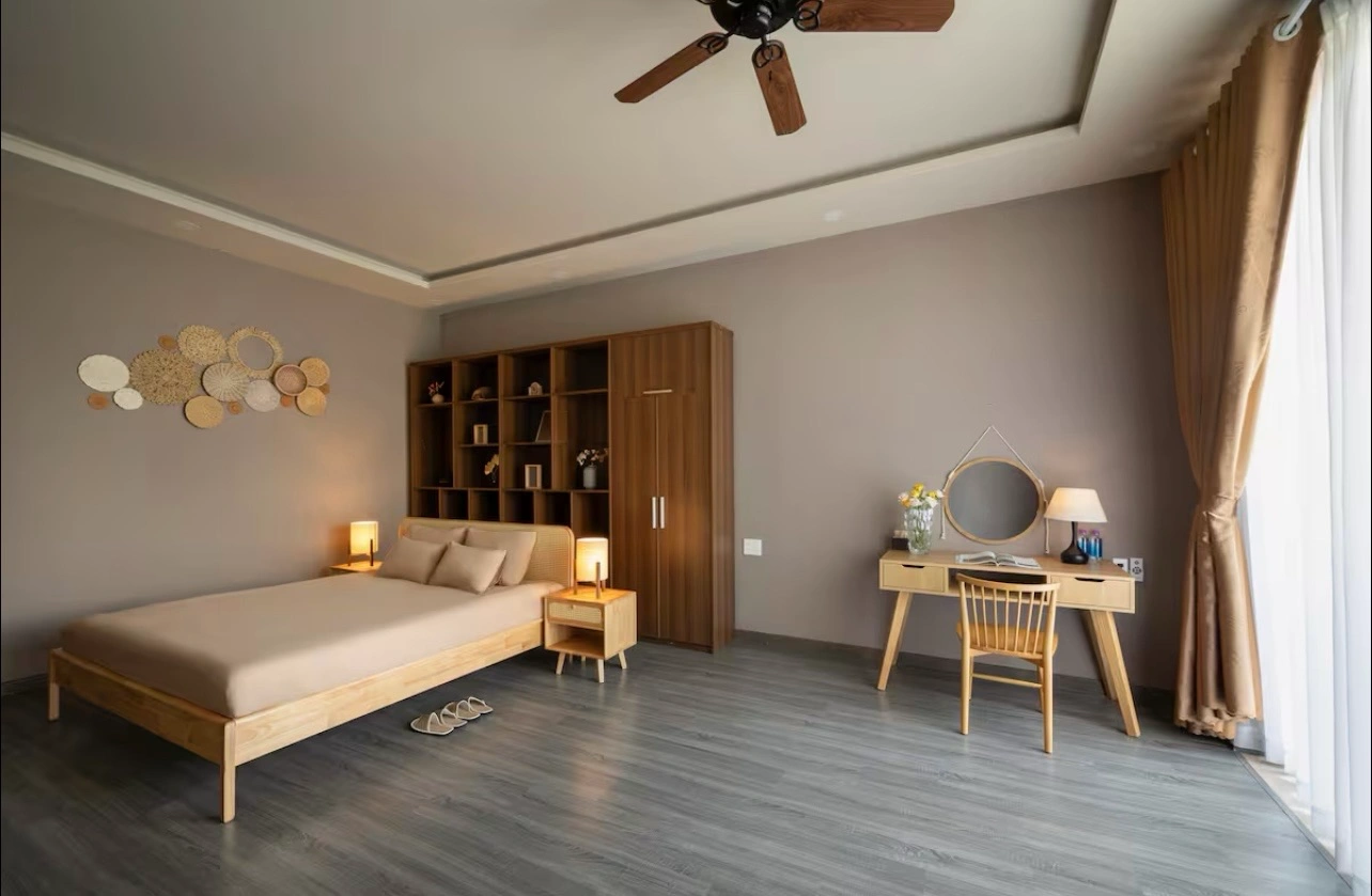 can-phong-toat-len-ve-dep-thanh-lich-hien-dai-voi-gam-mau-xam-nhat-chu-dao