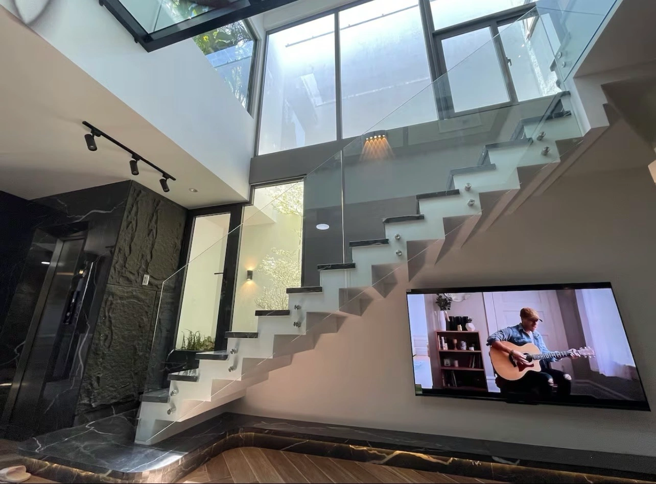 cau-thang-co-thiet-ke-toi-gian-voi-kinh-cuong-luc-trong-suot