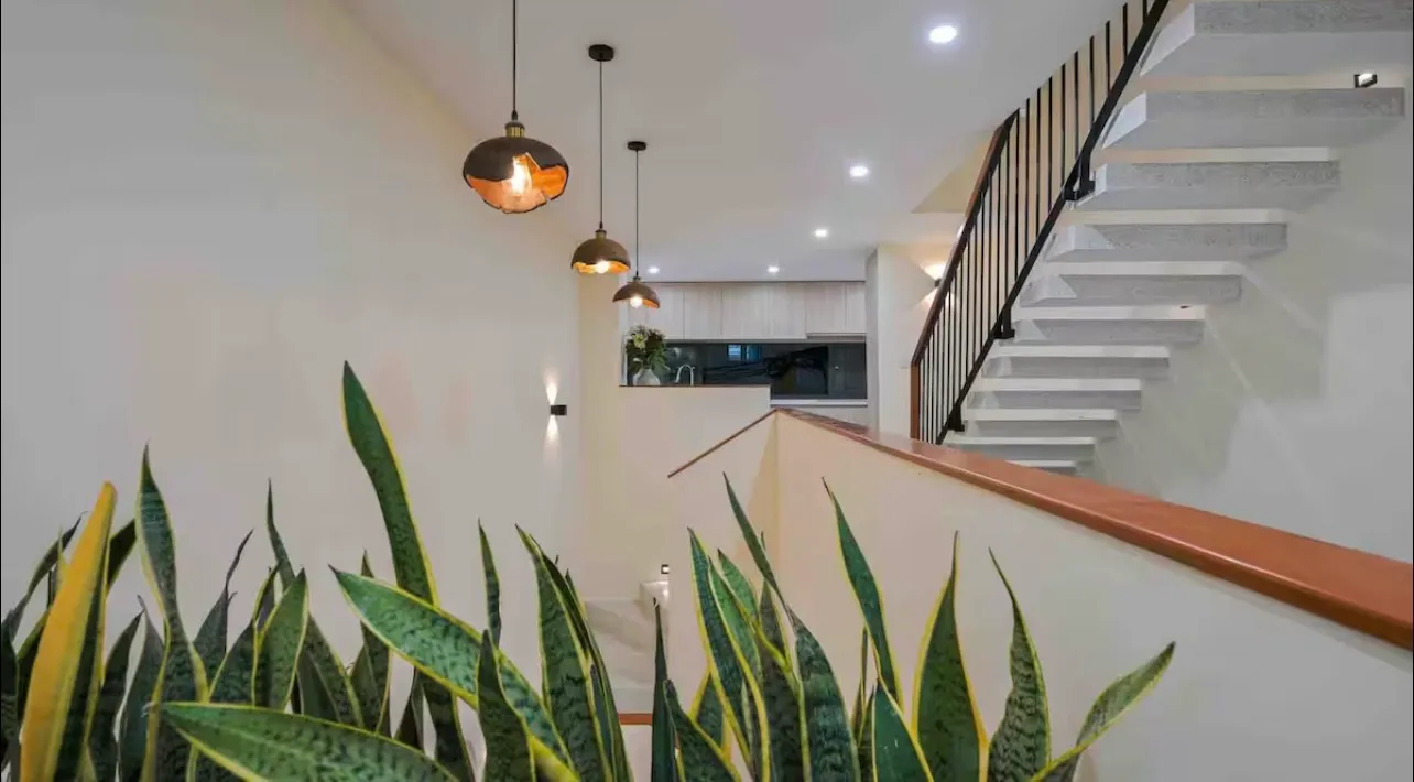 Khu vực bếp của thiết kế nhà phố 4 tầng với điểm nhấn giếng trời thoáng đãng với không gian mở ấm cúng