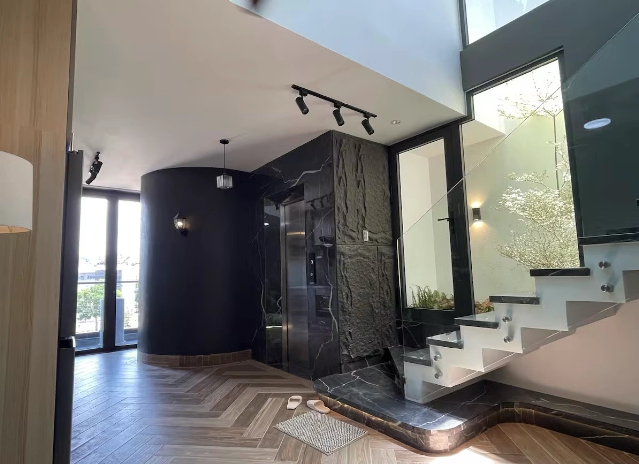 cau-thang-va-hanh-lang-gan-thang-may-duoc-thiet-ke-theo-phong-cach-hien-dai