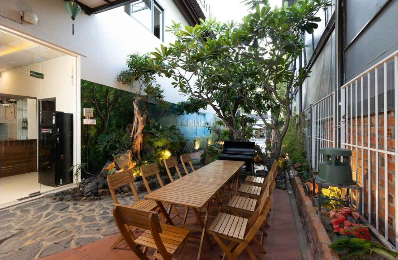 cay-xanh-bao-quanh-ban-an