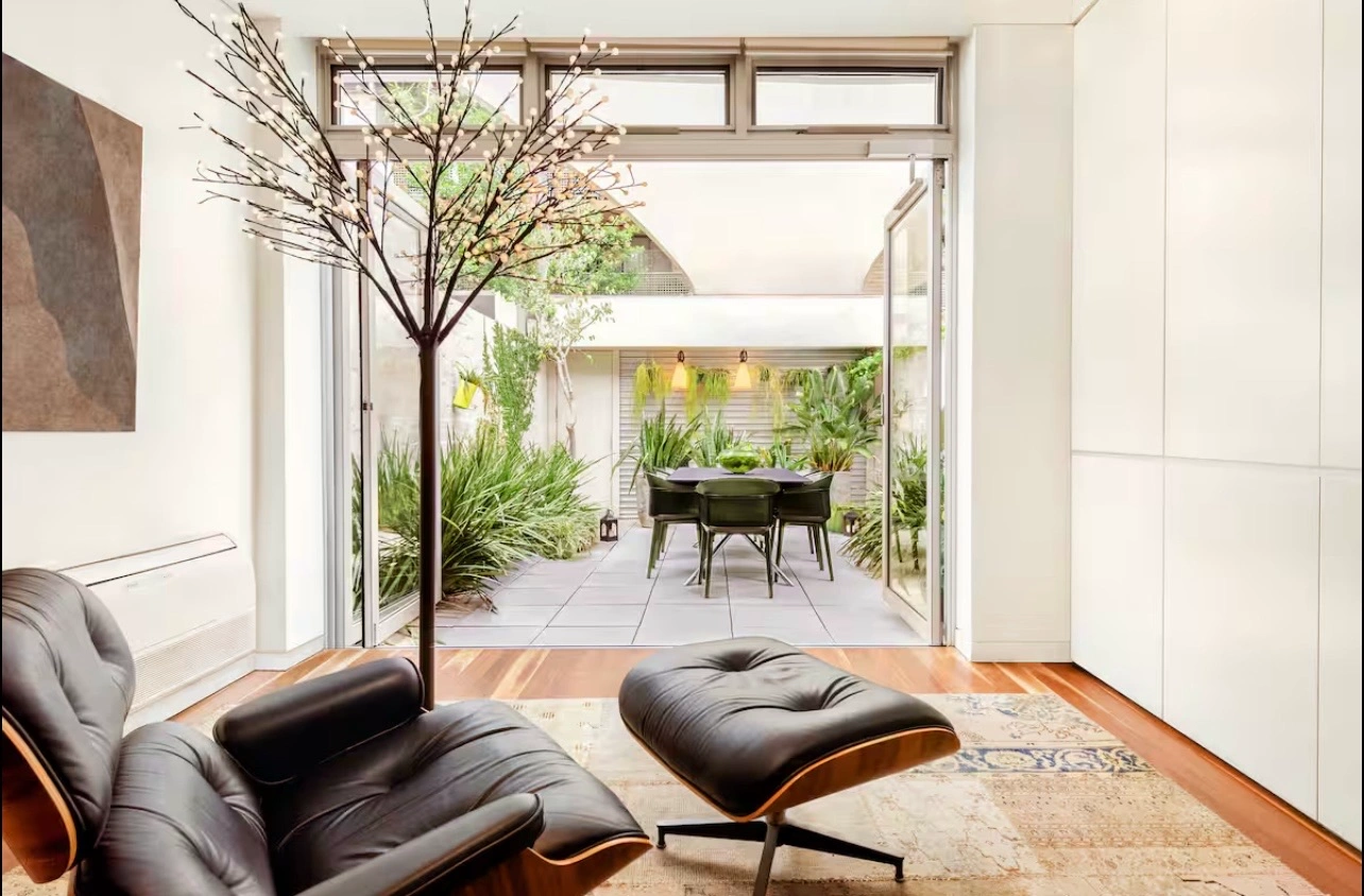 cay-xanh-duoc-su-dung-de-trang-tri-phong-khach