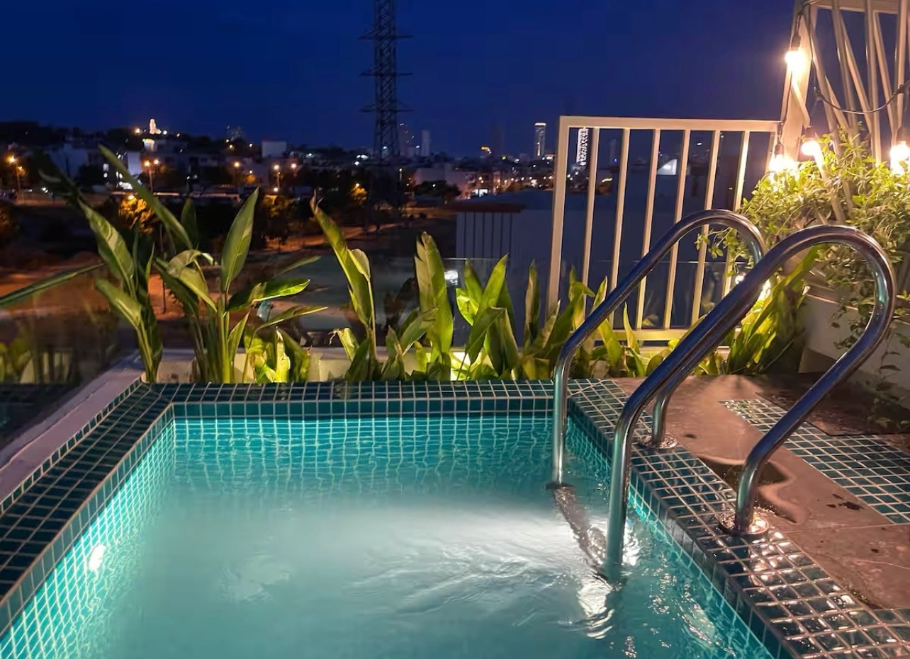 cay-xanh-ket-hop-voi-anh-sang-den-tao-nen-cam-giac-sinh-dong-cho-ho-boi