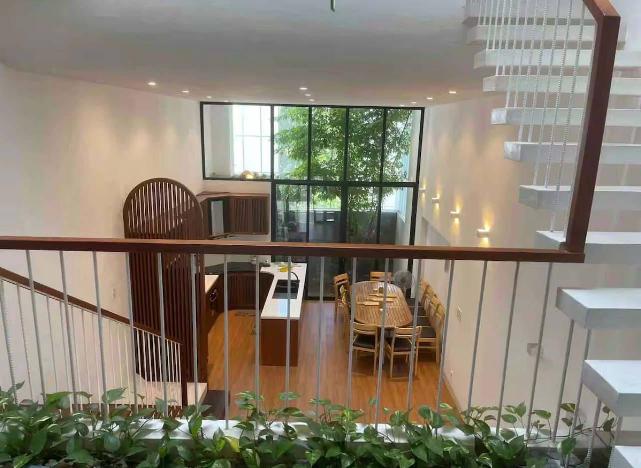 cua-kinh-lon-duoc-bo-tri-ngay-trong-khu-vuc-nau-nuong-an-uong