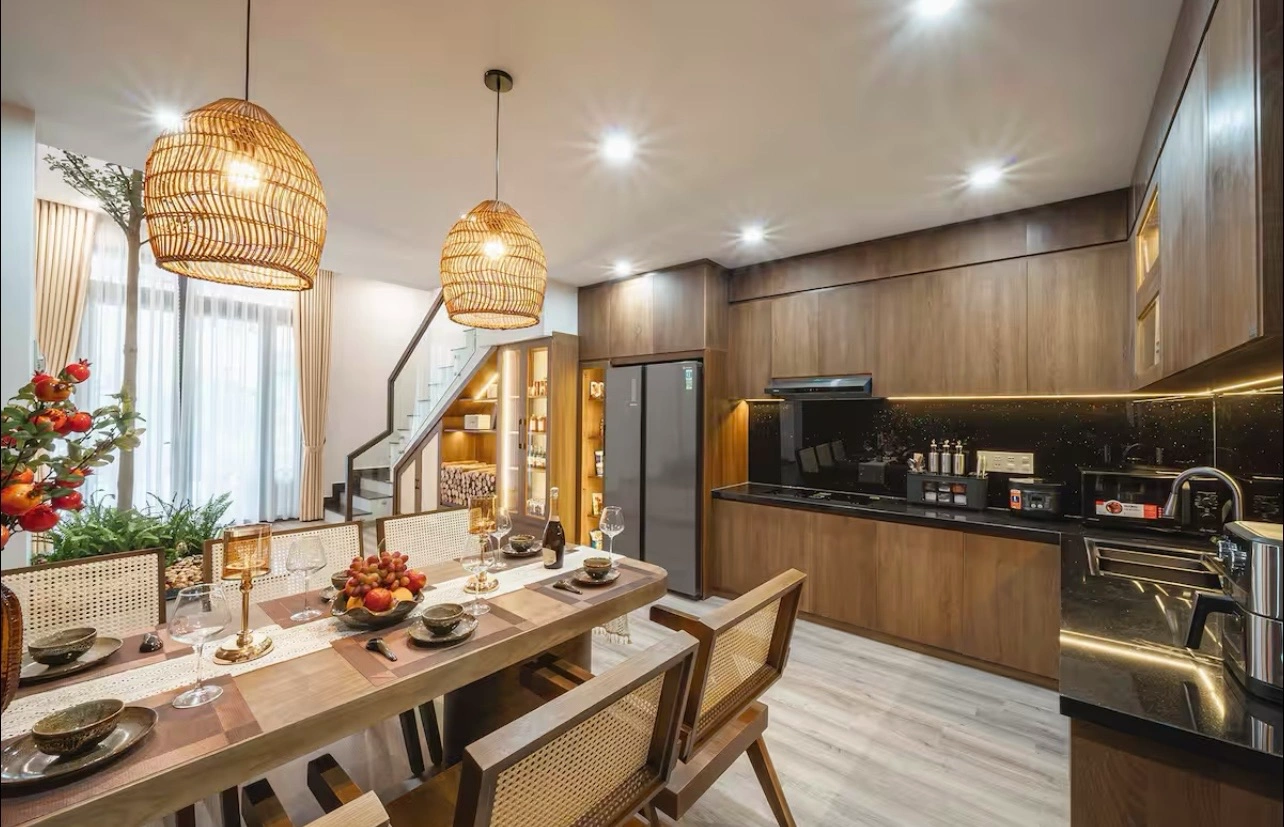 cua-kinh-lon-phia-sau-bep-giup-don-anh-sang-tu-nhien-vao-khong-gian