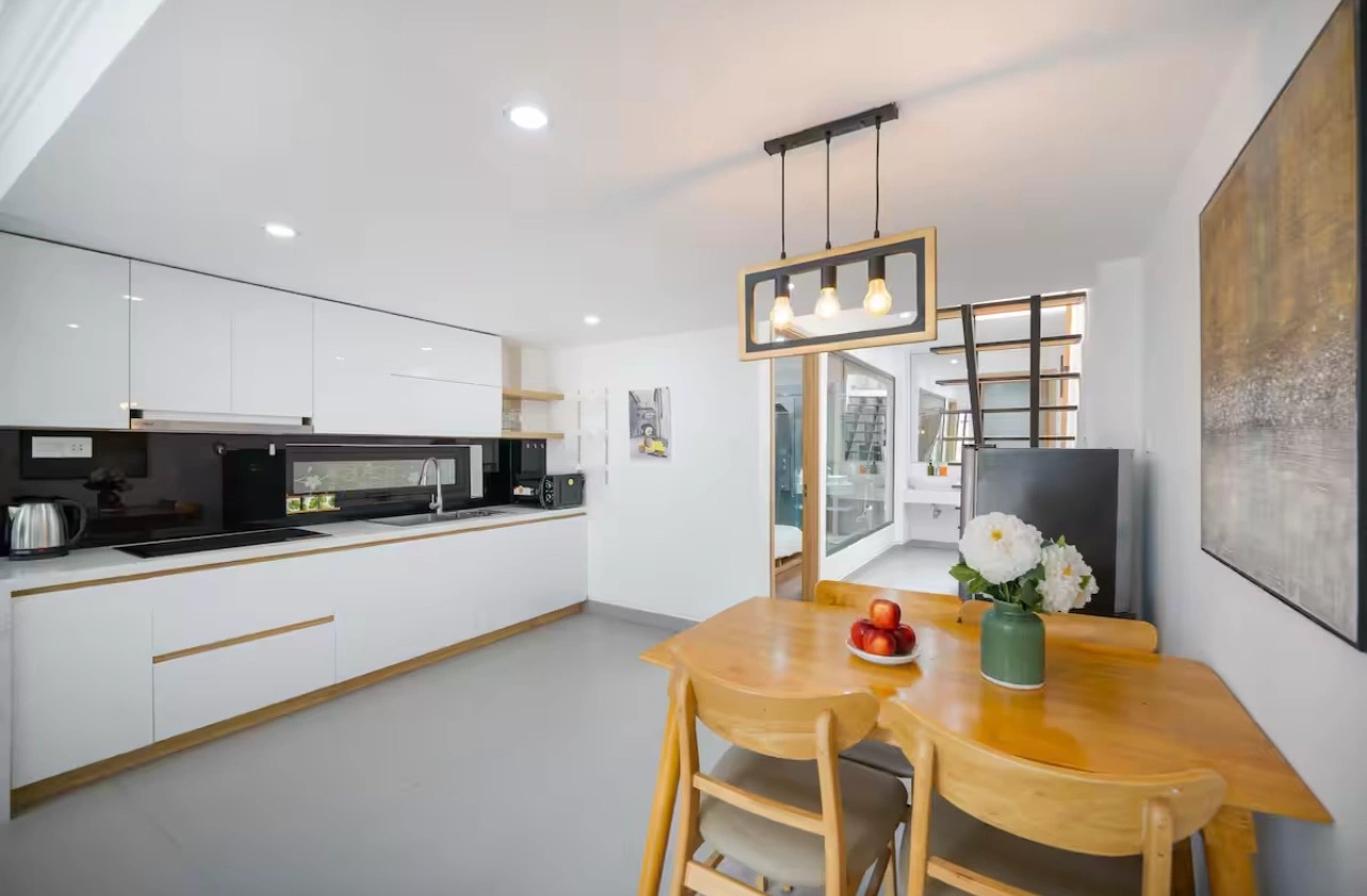 cua-kinh-lon-trong-phong-an-huong-ra-khong-gian-ben-ngoai