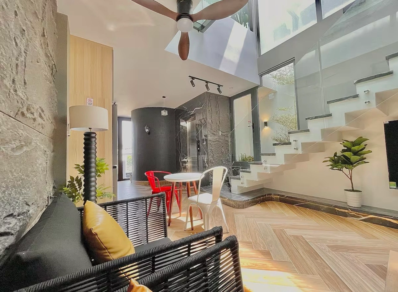 cua-kinh-lon-va-tran-cao-ho-tro-luu-thong-khong-khi-tot-mang-den-khong-gian-thoang-dang