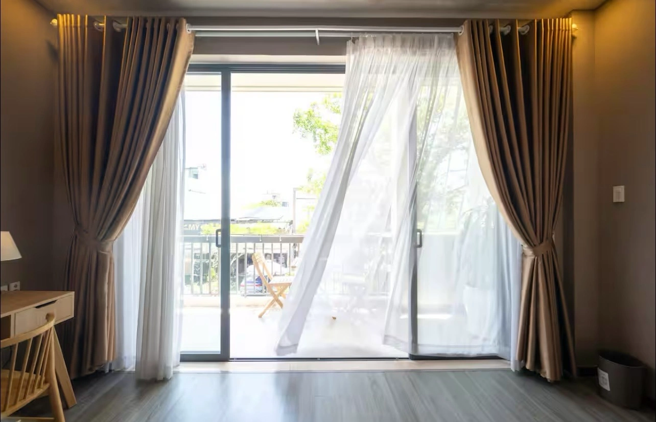 cua-so-lon-cho-phep-anh-sang-tu-nhien-tran-ngap-khap-can-phong