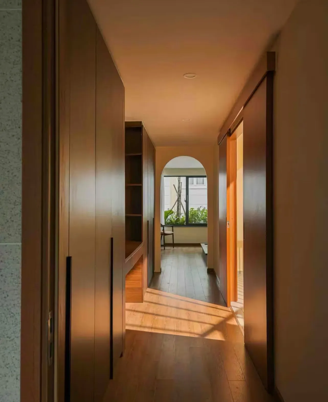 Cửa sổ hành lang trong thiết kế nhà phố 4 tầng với điểm nhấn giếng trời thoáng đãng