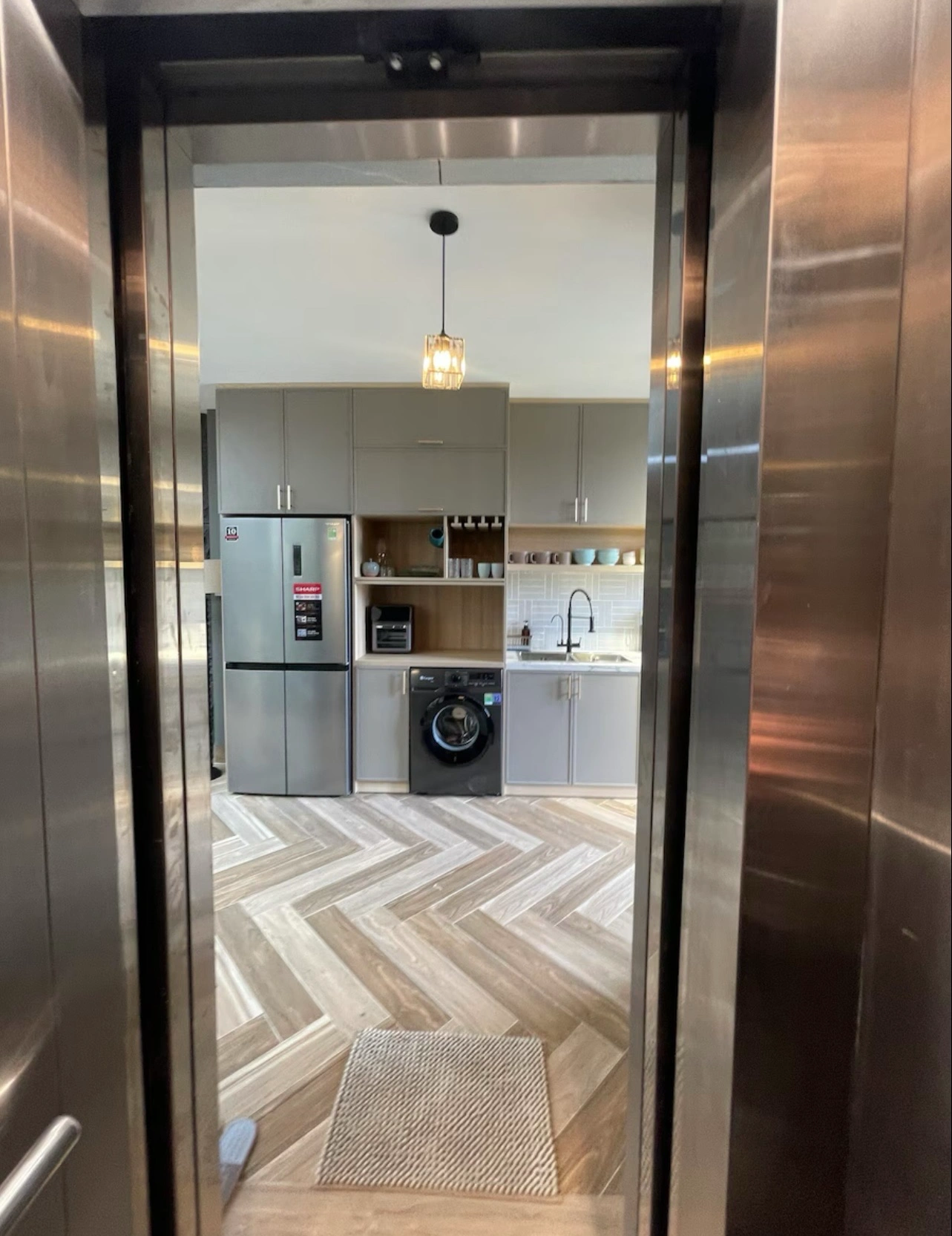 cua-thang-may-mo-ra-huong-thang-vao-khu-vuc-co-tu-lanh-va-may-giat