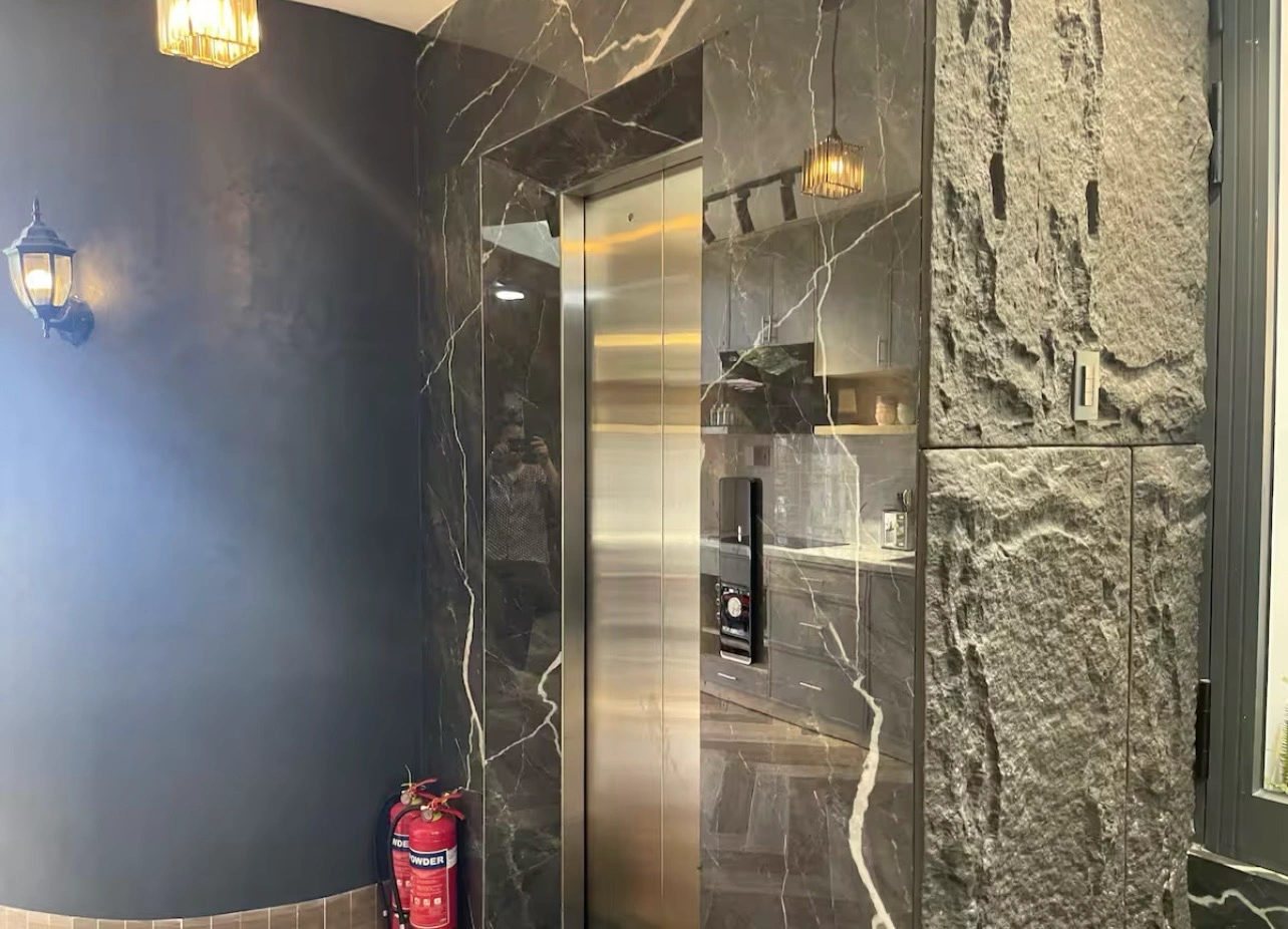 da-marble-den-van-trang-tao-ra-cam-giac-sang-trong-va-hien-dai-cho-khong-gian-thang-may