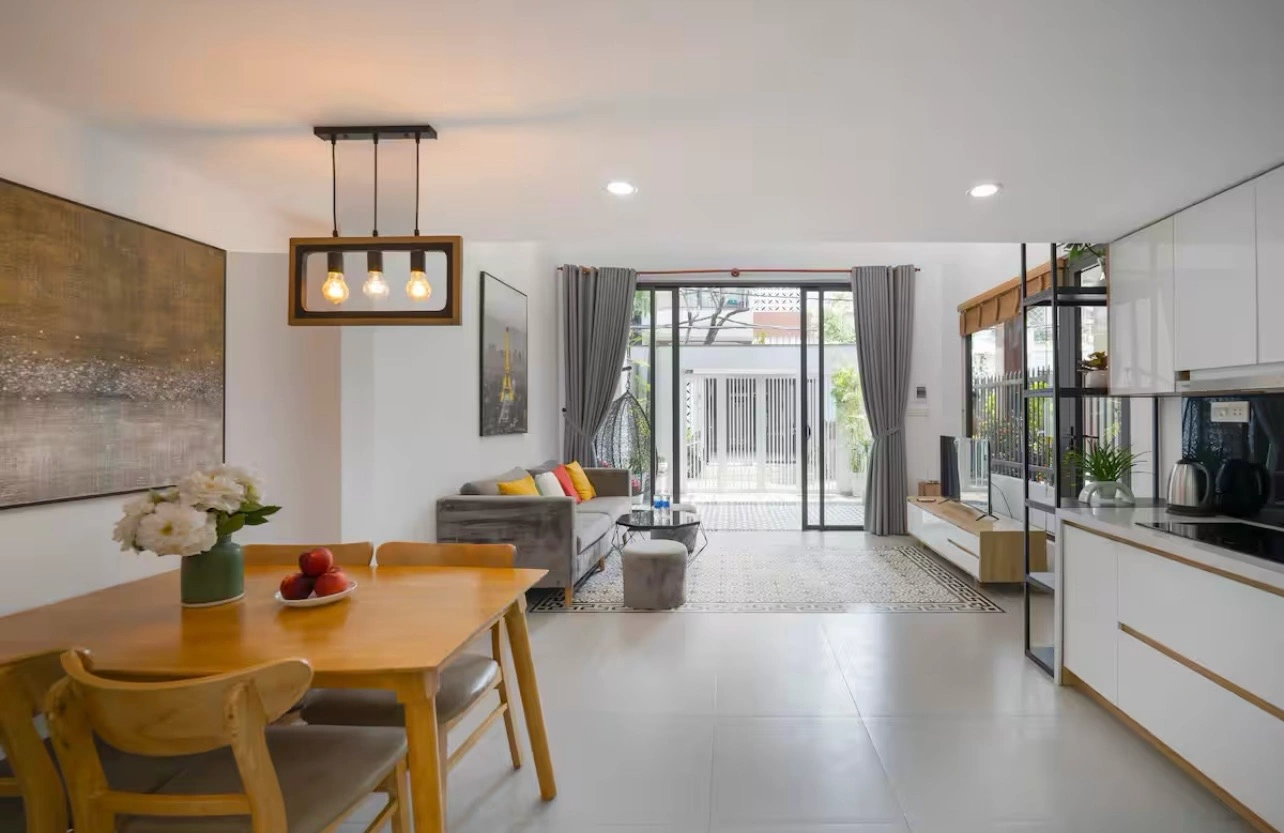 den-chum-treo-tren-ban-an-cung-den-am-tran-giup-chieu-sang-day-du