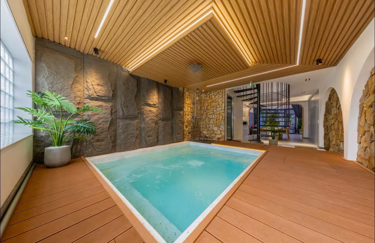 den-led-am-tran-ho-boi