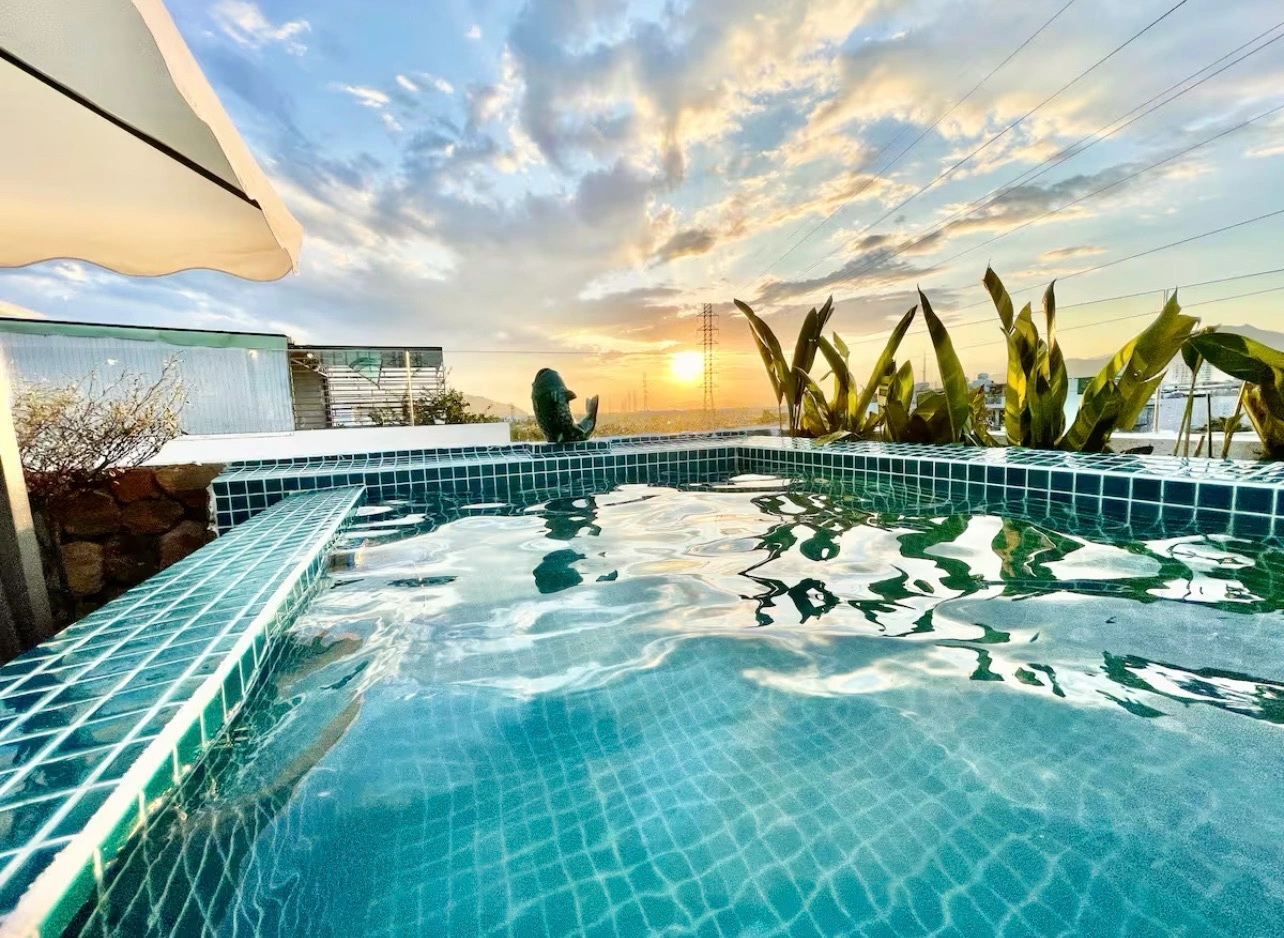 gach-lat-mau-xanh-ngoc-cua-ho-boi-tao-cam-giac-mat-me-va-hoa-hop-voi-thien-nhien