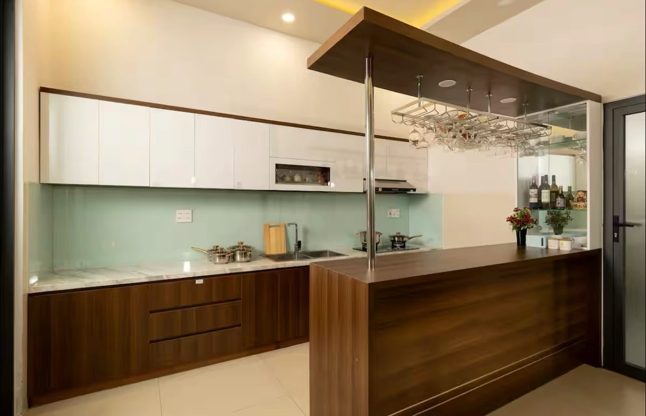 gia-treo-ly-ruou-bang-kim-loai-tang-them-ve-sang-trong-cho-khong-gian