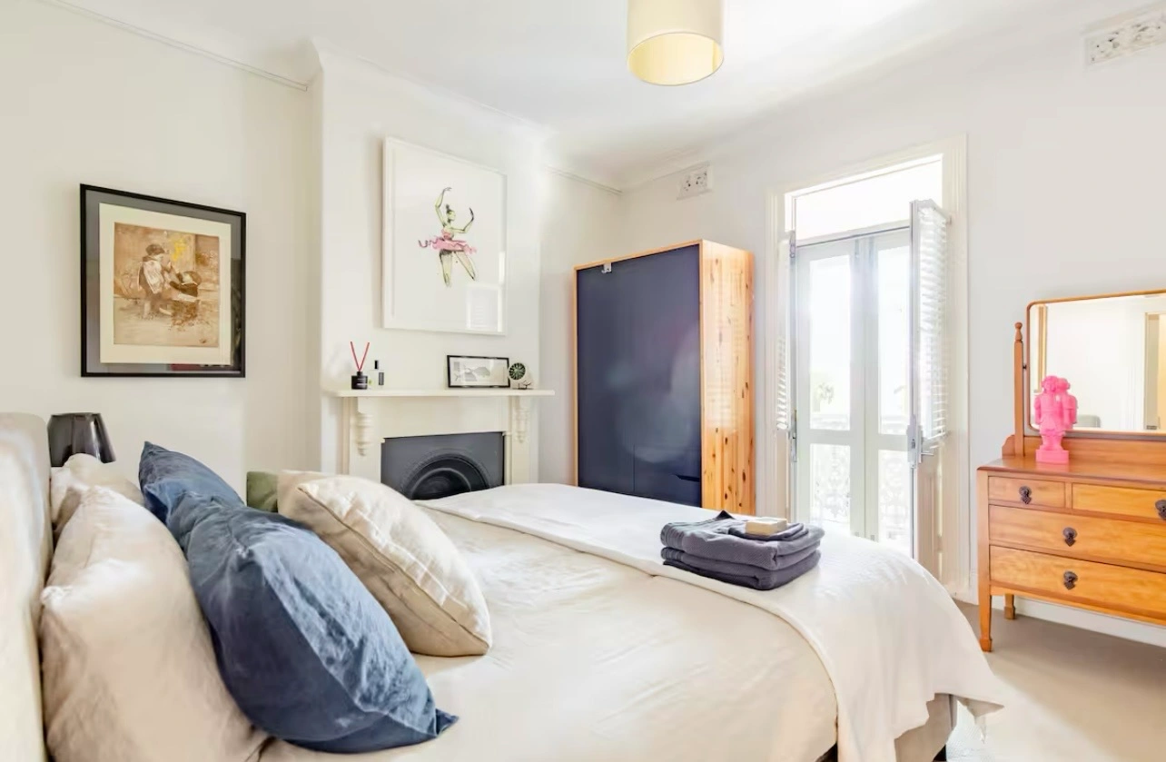 giuong-ngu-duoc-sap-xep-doi-dien-voi-cua-so