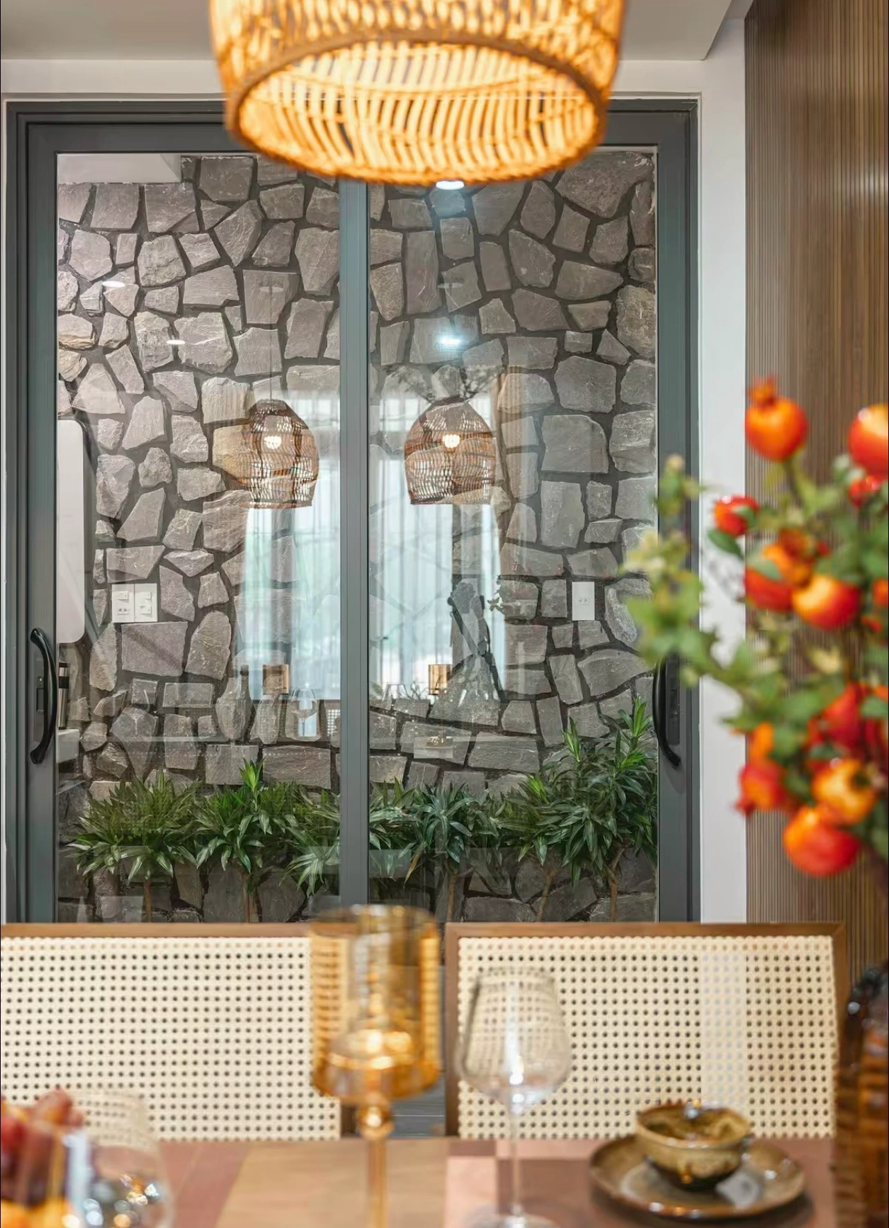 goc-nhin-qua-cua-kinh-ra-khong-gian-ben-ngoai-voi-tuong-op-da