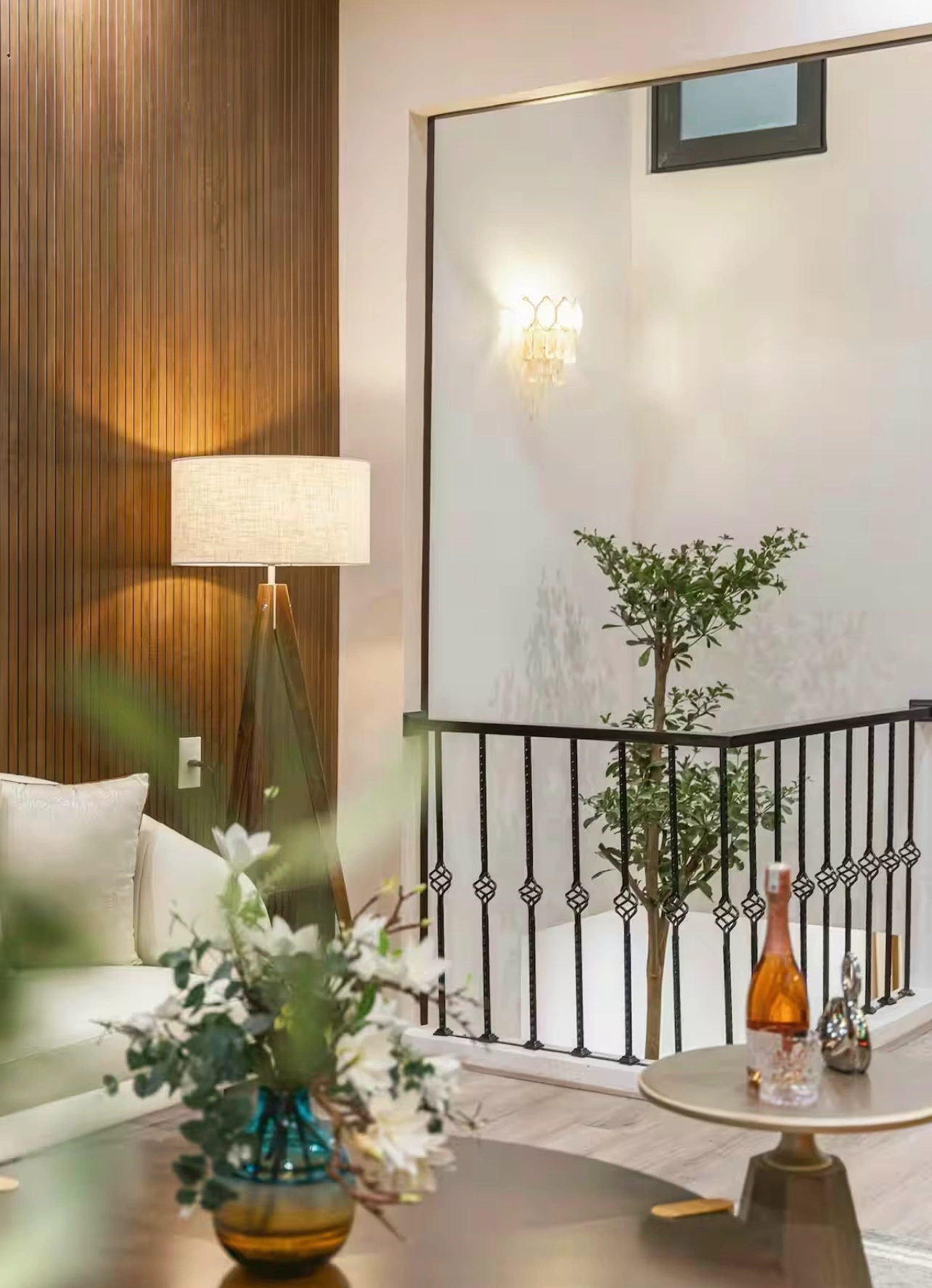 goc-nho-trong-phong-khach-duoc-to-diem-boi-den-ban-dep-mat