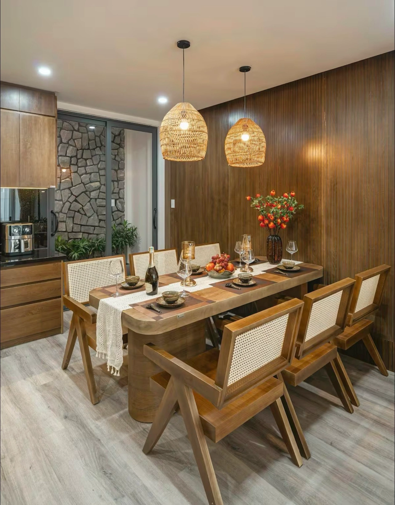 he-thong-chieu-sang-nhan-tao-bao-gom-den-am-tran-den-treo-trang-tri-phia-tren-ban-an-va-den-led-trong-tu-ke