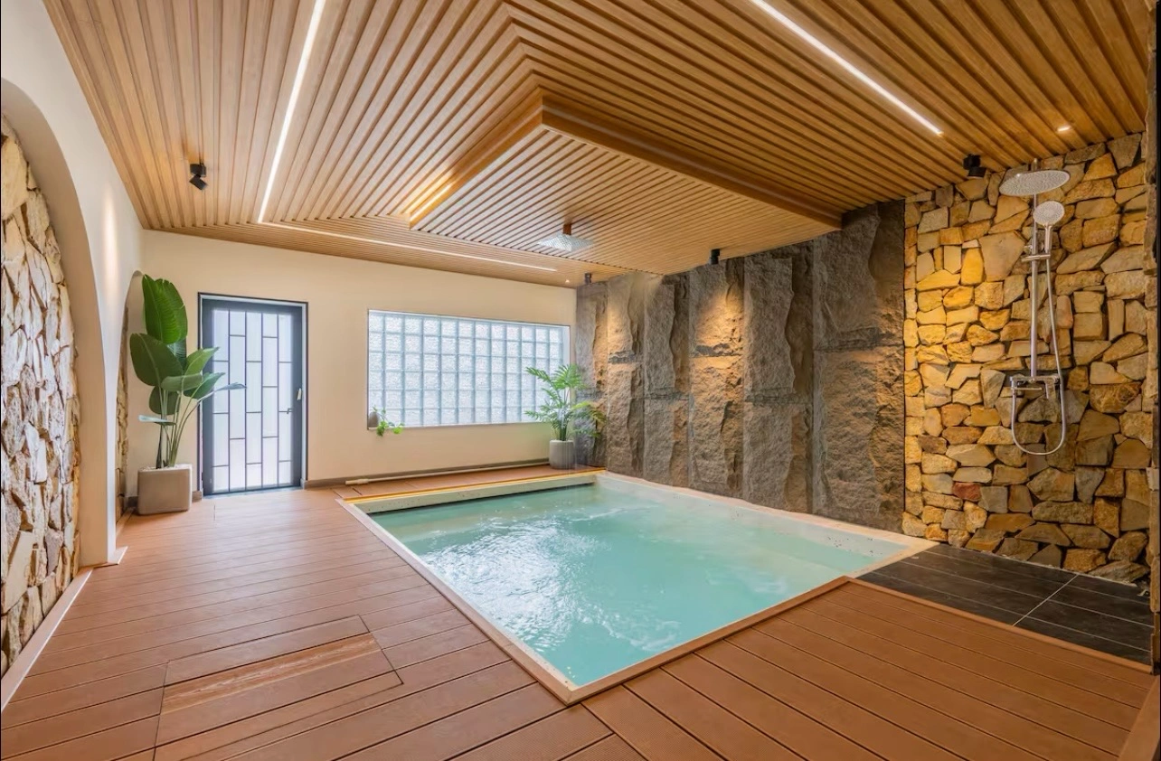 ho-boi-cua-so-kinh-lon-dang-khoi