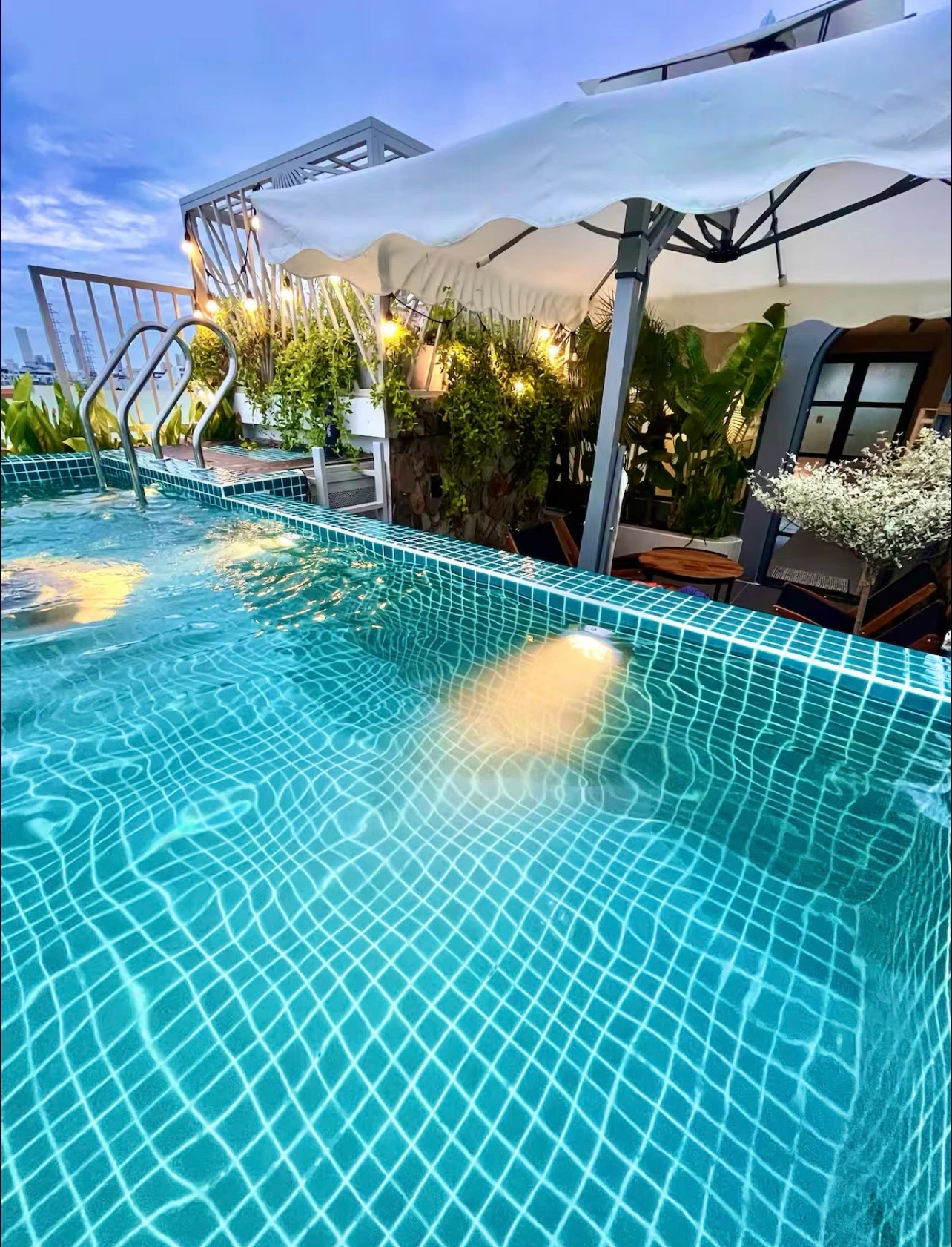 ho-boi-tren-san-thuong-nhan-duoc-anh-sang-tu-nhien-doi-dao