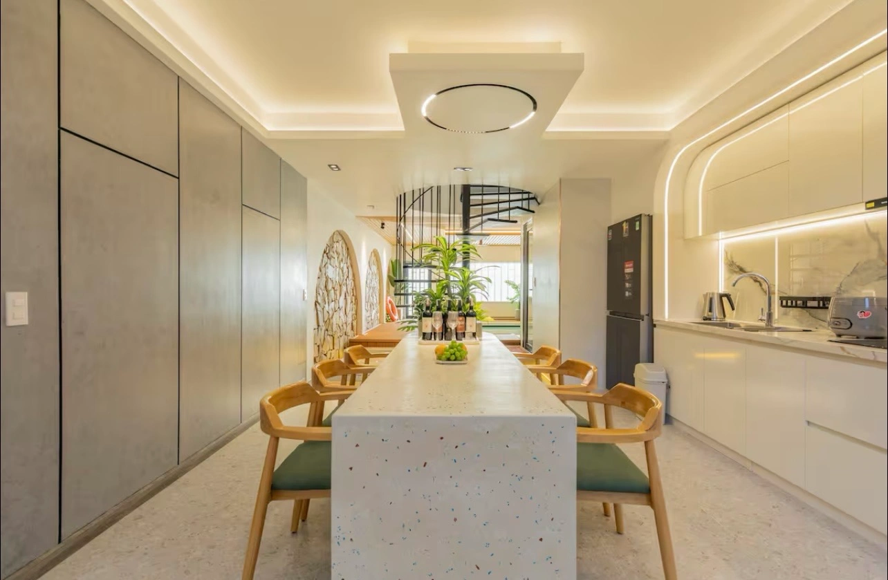 khong-gian-mo-lien-mach-bep-ban-an-phong-khach