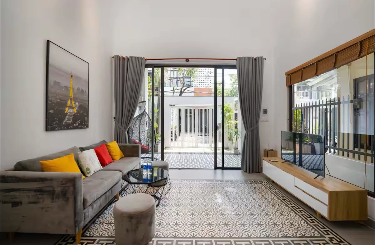 khong-gian-phong-khach-duoc-bai-tri-hai-hoa-tao-nen-bau-khong-khi-am-cung-va-thu-gian