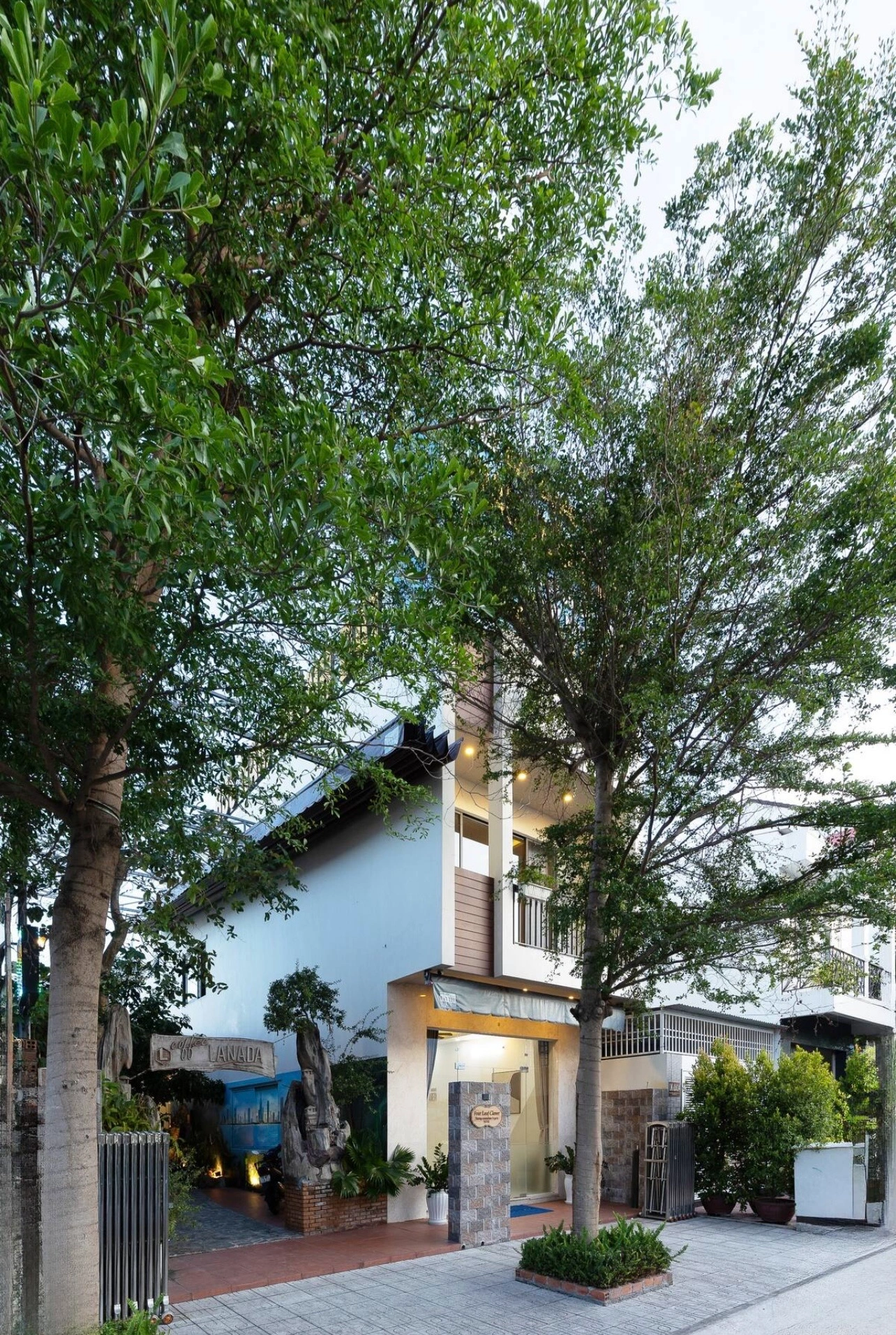 khong-gian-xanh-truoc-mat-tien-thiet-ke-nha-pho-2-tang