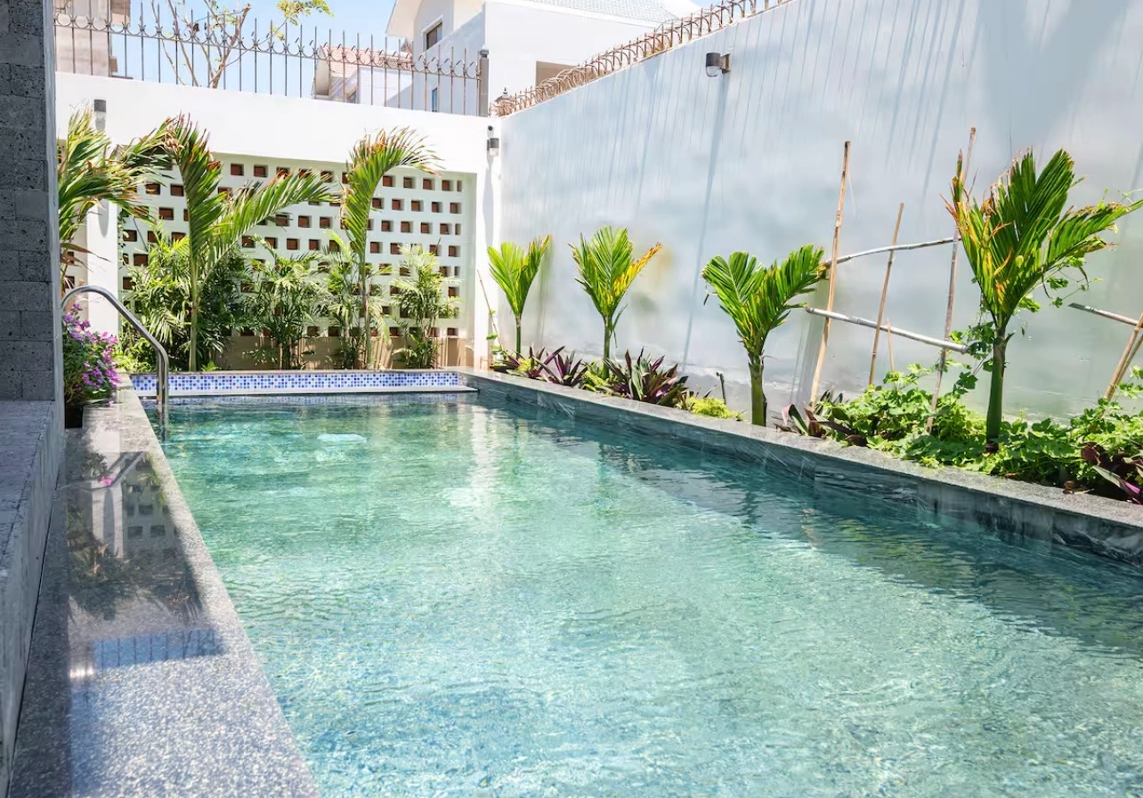 khong-gian-xung-quanh-be-boi-duoc-to-diem-boi-nhung-hang-cay-xanh-mat