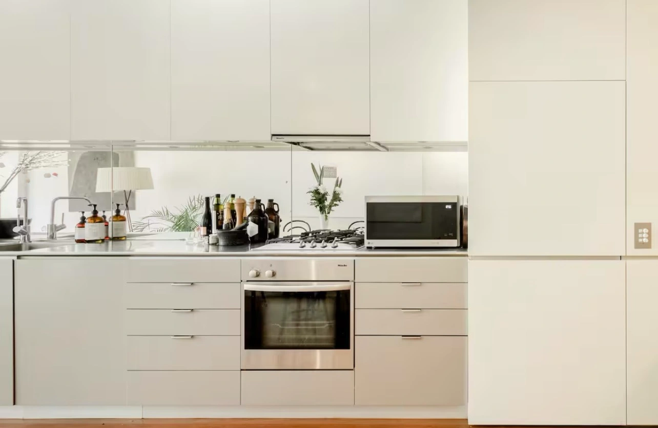 khu-bep-duoc-trang-bi-tu-trang-sang-sua