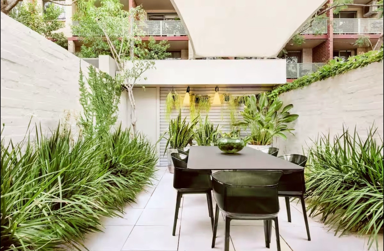 khu-vuc-an-uong-ngoai-troi-duoc-to-diem-boi-cay-dien-vi-duyen-dang-thanh-cao