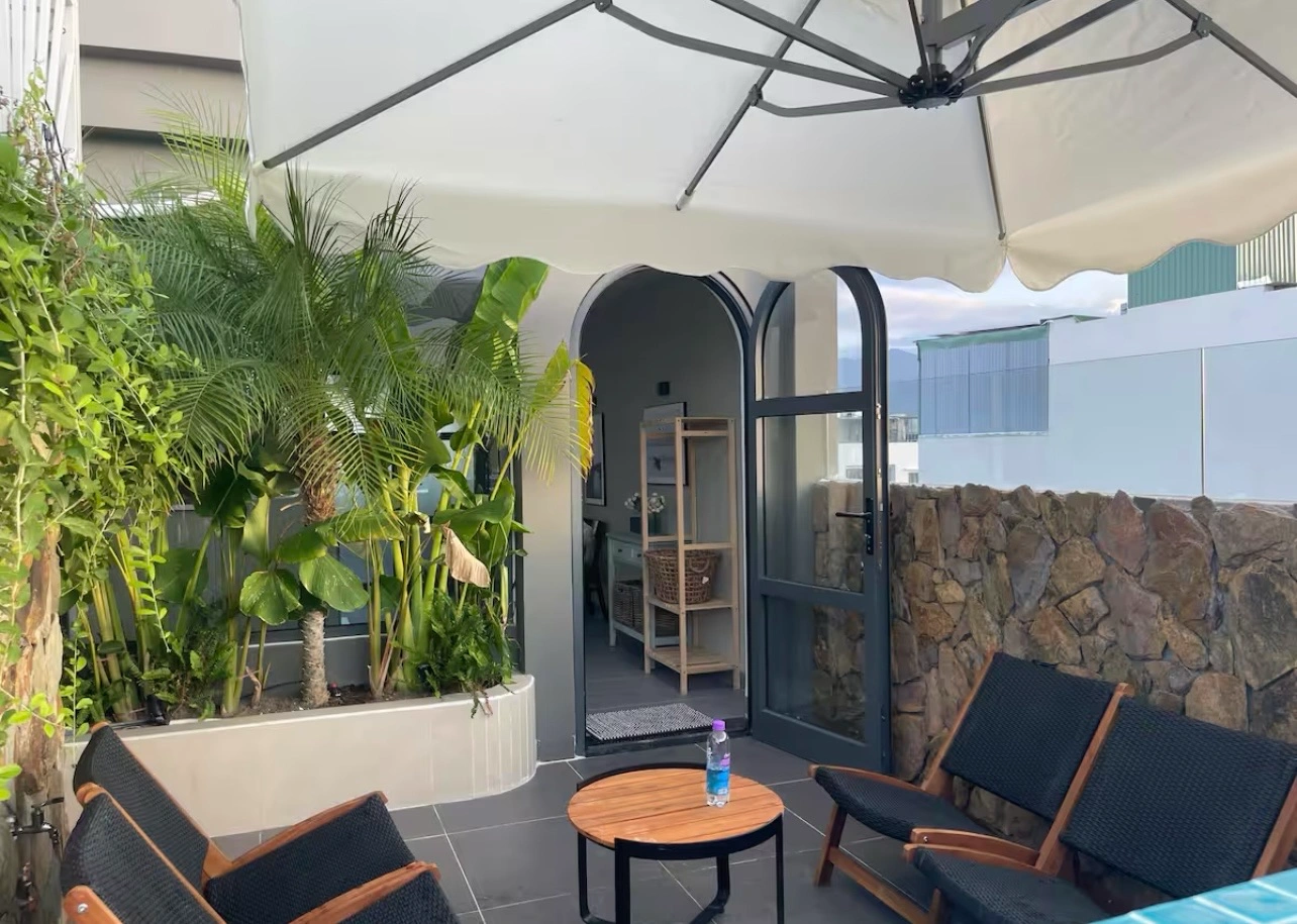 khu-vuc-san-thuong-hoac-ban-cong-rong-voi-du-che-lon