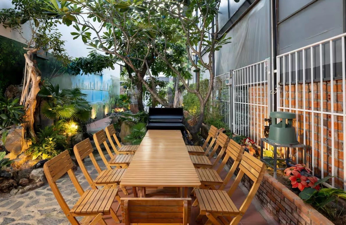 khu-vuon-nho-xinh-xan-duoc-tan-dung-lam-noi-an-uong