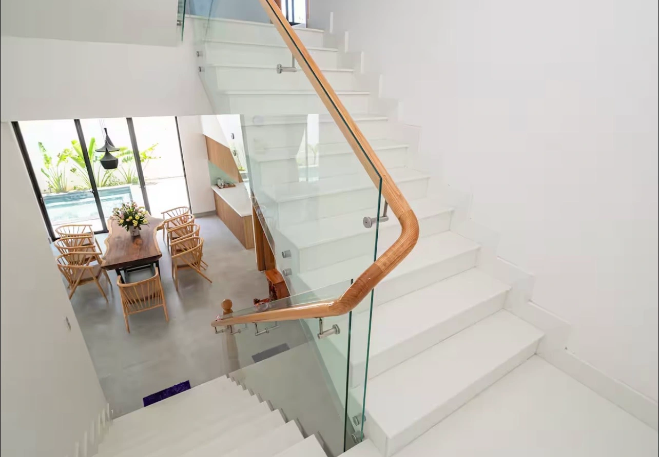 lan-can-cau-thang-kinh-ket-noi-khong-gian-thiet-ke-nha-pho-co-ho-boi