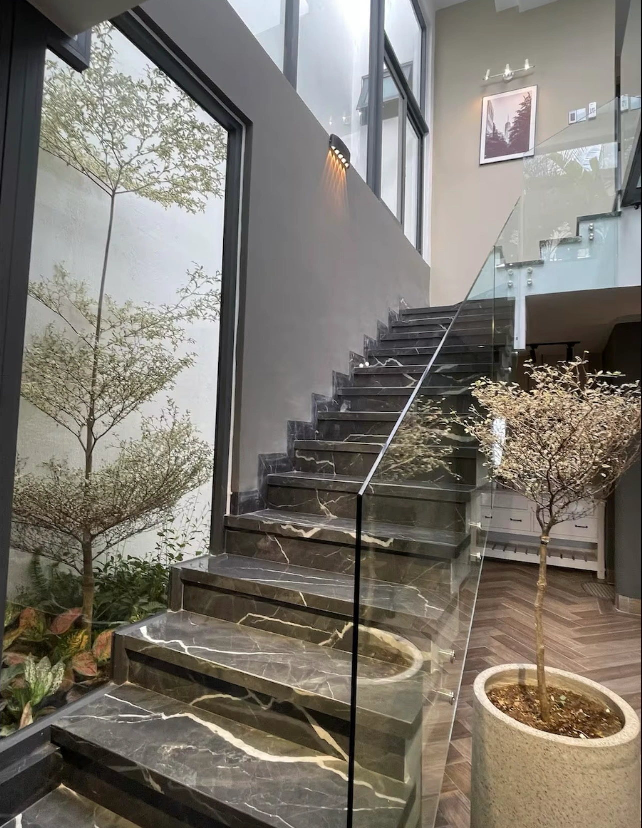 loi-cau-thang-sang-trong-dan-vao-thiet-ke-nha-pho-co-thang-may