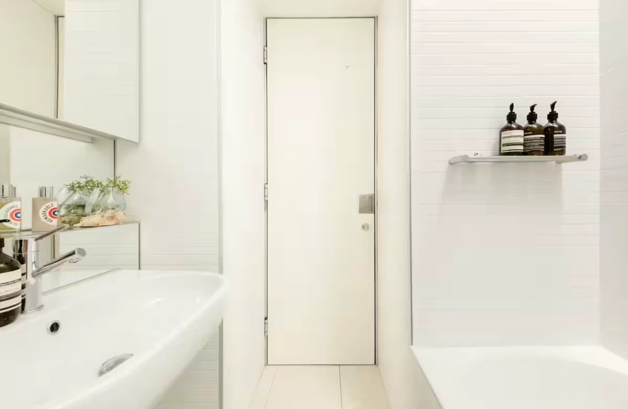 mau-trang-chu-dao-cho-cam-giac-sach-se-thoang-dang-cho-phong-tam