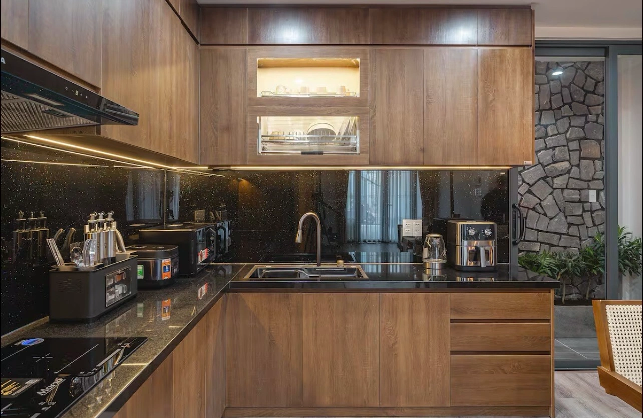 nha-bep-co-tu-go-mau-nau-nhat-don-gian-tao-cam-giac-sang-trong-va-hien-dai