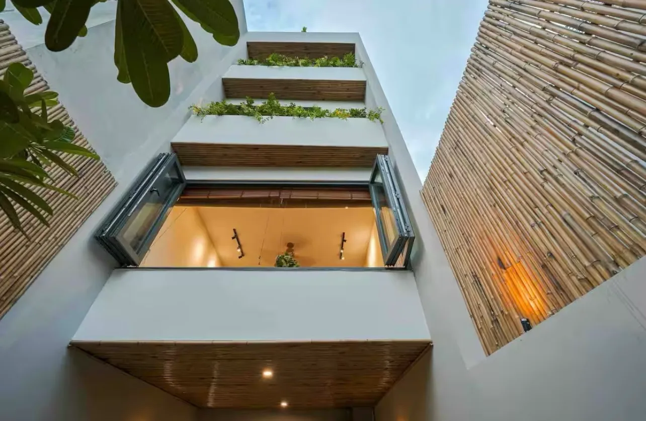 Mẫu thiết kế nhà phố 4 tầng với giếng trời thoáng đãng