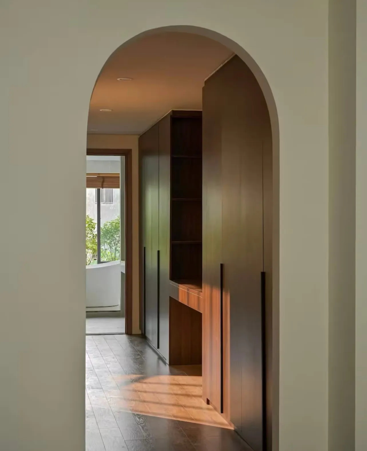 Chất liệu gỗ từ thiên nhiên hiện diện mọi nơi trong thiết kế nhà phố 4 tầng với điểm nhấn giếng trời thoáng đãng