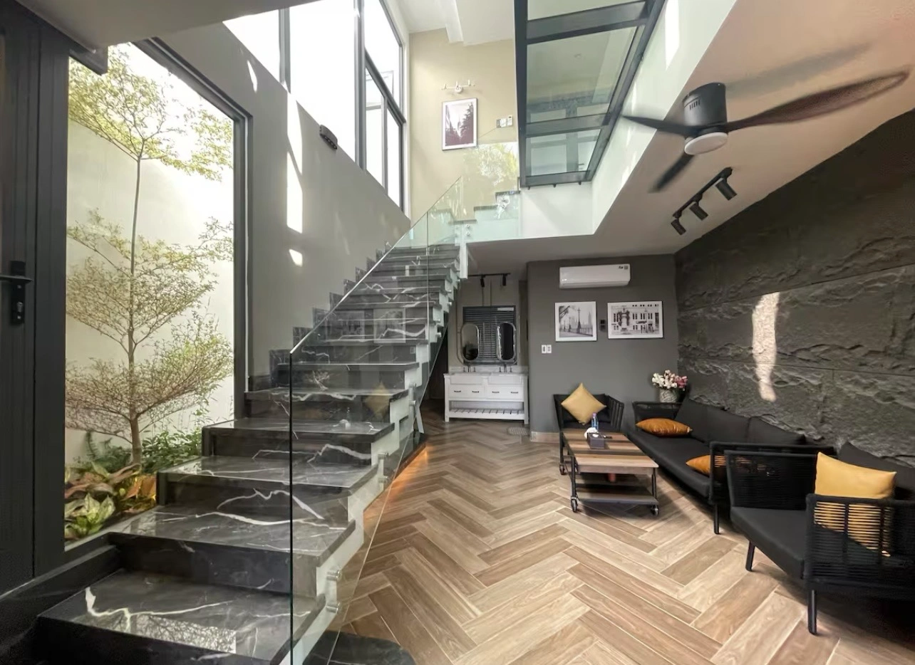 phong-khach-co-thiet-ke-mo-tao-cam-giac-thoang-dang