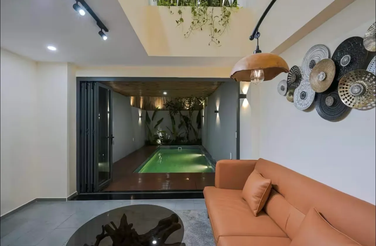 Phòng khách của thiết kế nhà phố 4 tầng với giếng trời thoáng đãng đón gió từ mặt tiền cho đến sân sau