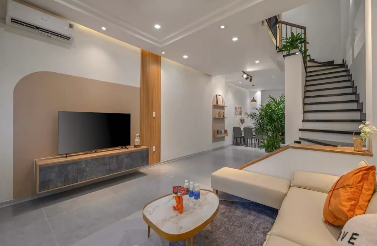 Đèn trần thông minh và giếng trời hắt sáng tạo hiệu ứng thị giác độc đáo khi vừa bước vào mẫu nhà phố